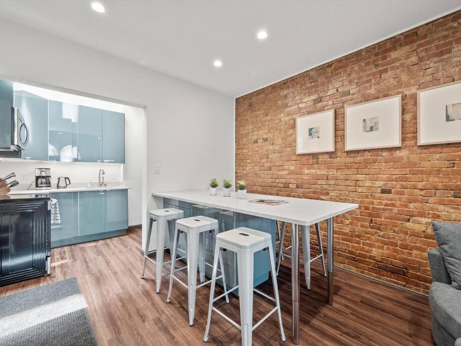 Luxury And Stylish 2Bedroom Apartment On Carson, South Flats, Pittsburgh Exterior photo