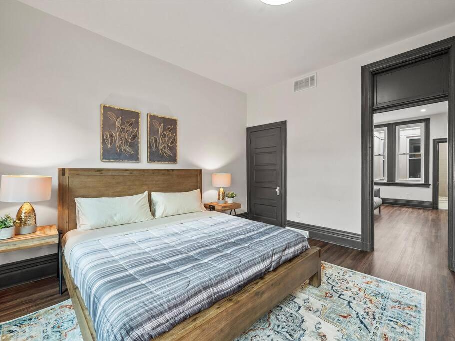 Luxury And Stylish 2Bedroom Apartment On Carson, South Flats, Pittsburgh Exterior photo